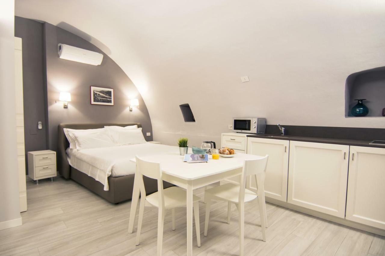 La Quadra Suites - Central Apartments In Iseo With Daily Housekeeping Exteriör bild
