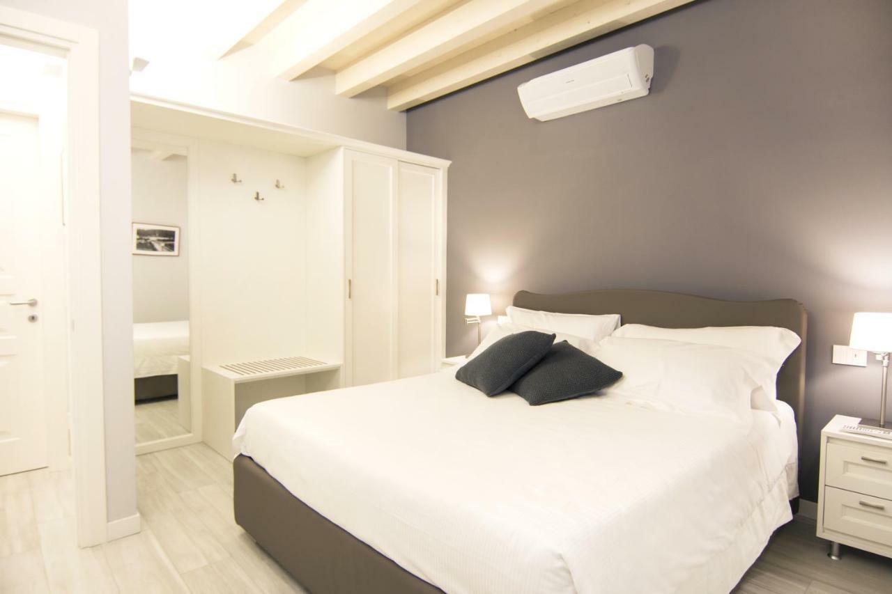 La Quadra Suites - Central Apartments In Iseo With Daily Housekeeping Exteriör bild