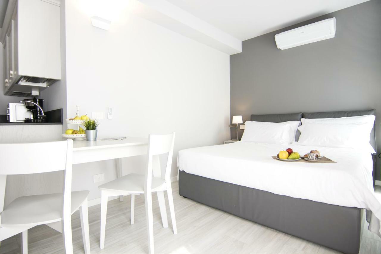 La Quadra Suites - Central Apartments In Iseo With Daily Housekeeping Exteriör bild