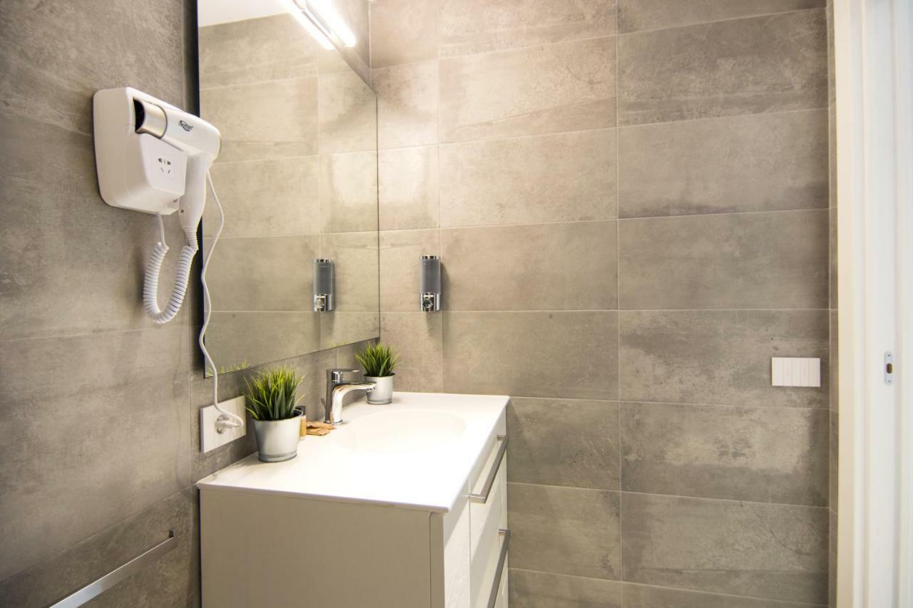 La Quadra Suites - Central Apartments In Iseo With Daily Housekeeping Exteriör bild
