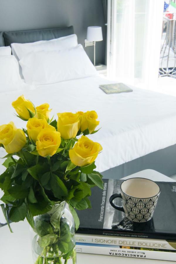 La Quadra Suites - Central Apartments In Iseo With Daily Housekeeping Exteriör bild