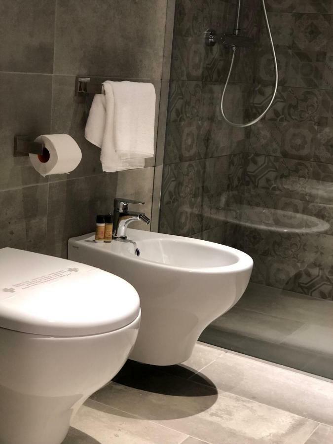La Quadra Suites - Central Apartments In Iseo With Daily Housekeeping Exteriör bild
